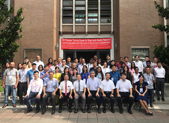 2017坡地營團體照攝於臺灣大學土木工程學系系館門口